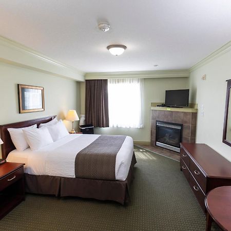 Quality Inn & Suites Whitecourt Bagian luar foto