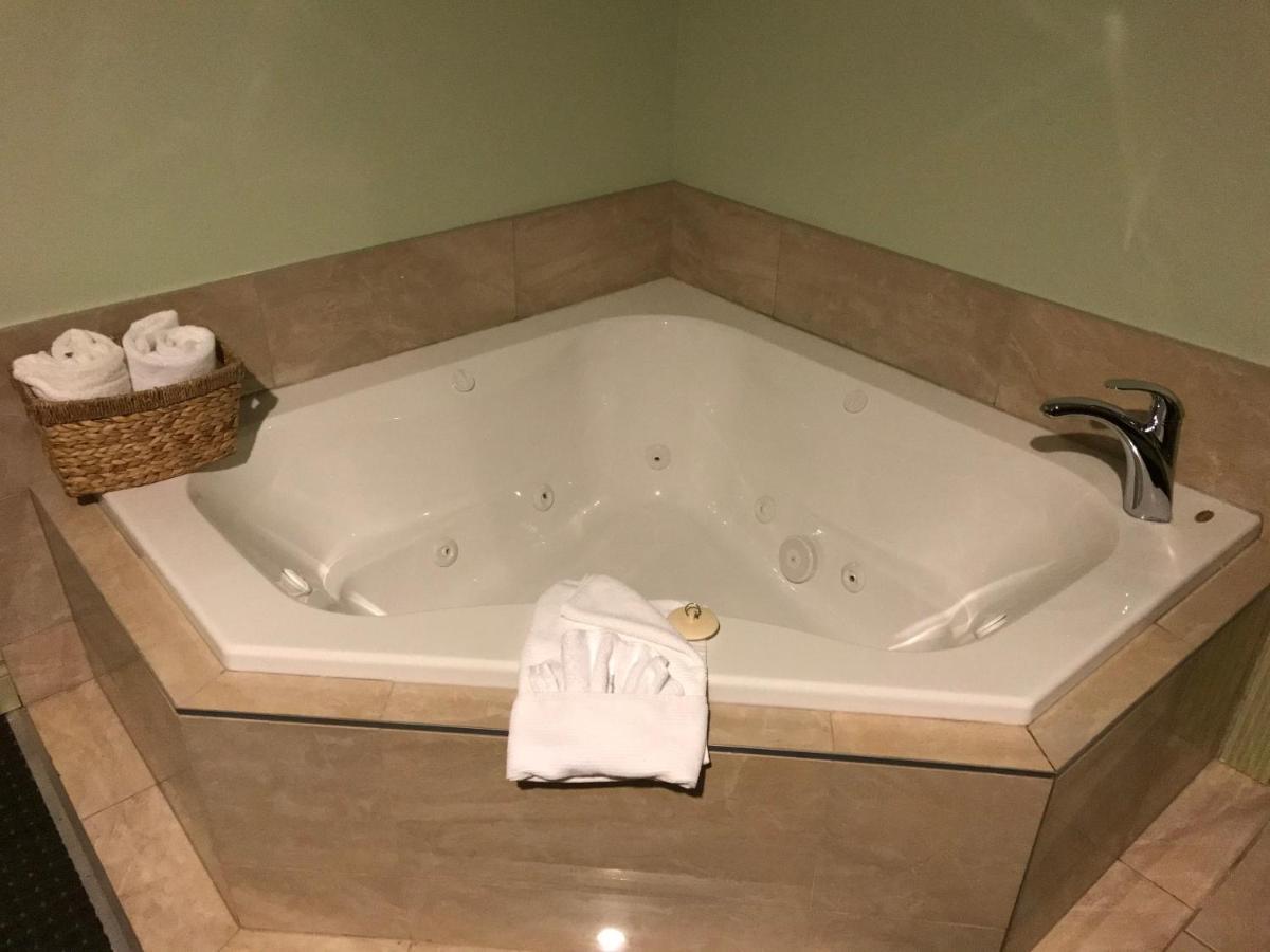 Quality Inn & Suites Whitecourt Bagian luar foto