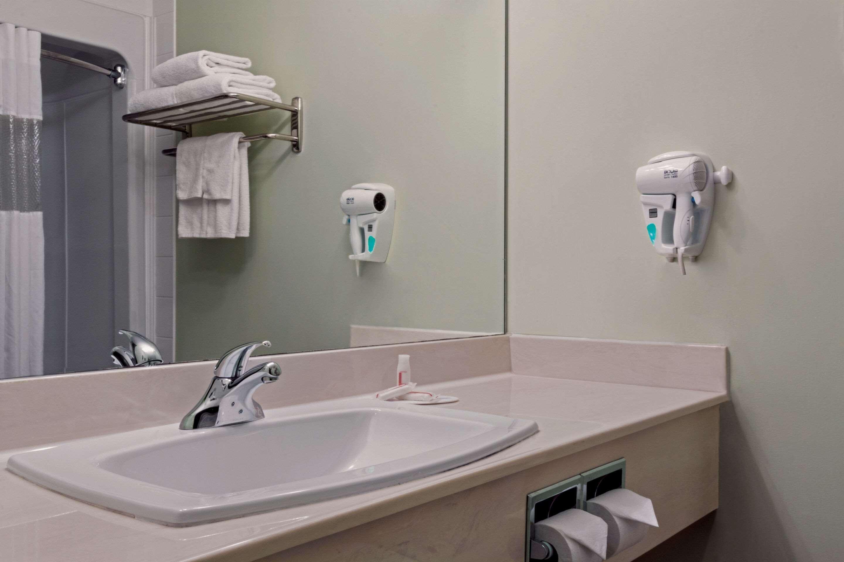 Quality Inn & Suites Whitecourt Bagian luar foto