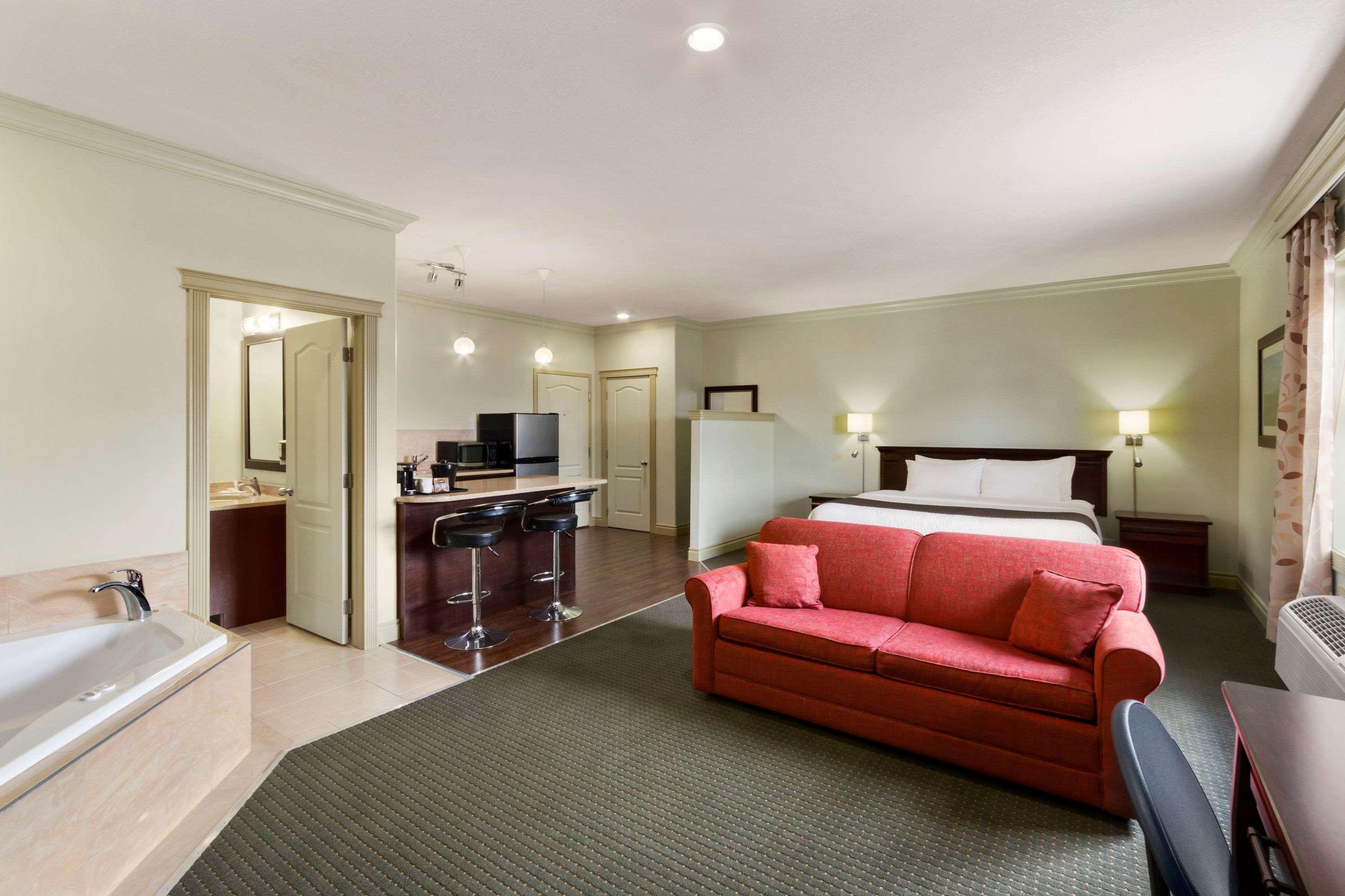 Quality Inn & Suites Whitecourt Bagian luar foto