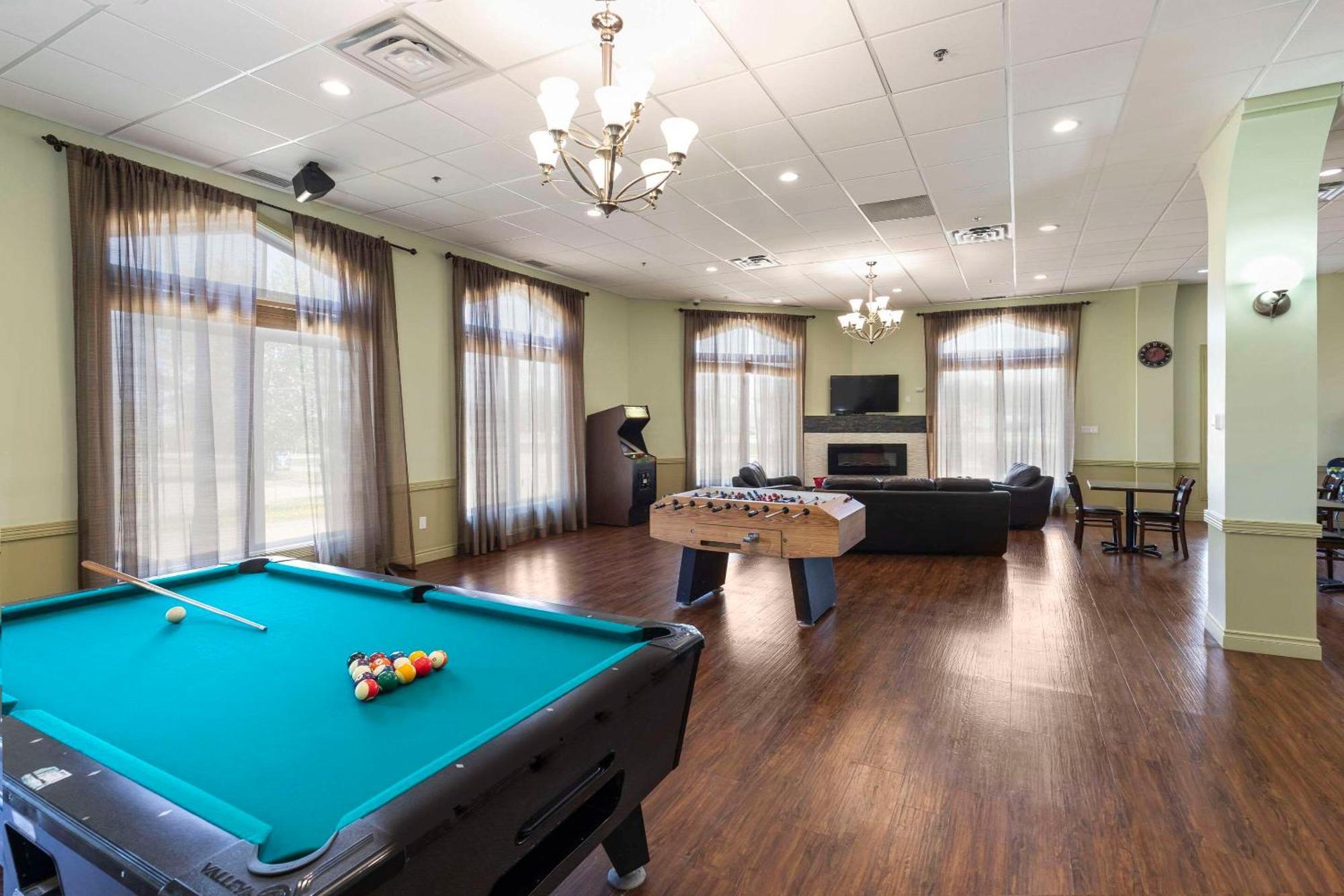 Quality Inn & Suites Whitecourt Bagian luar foto