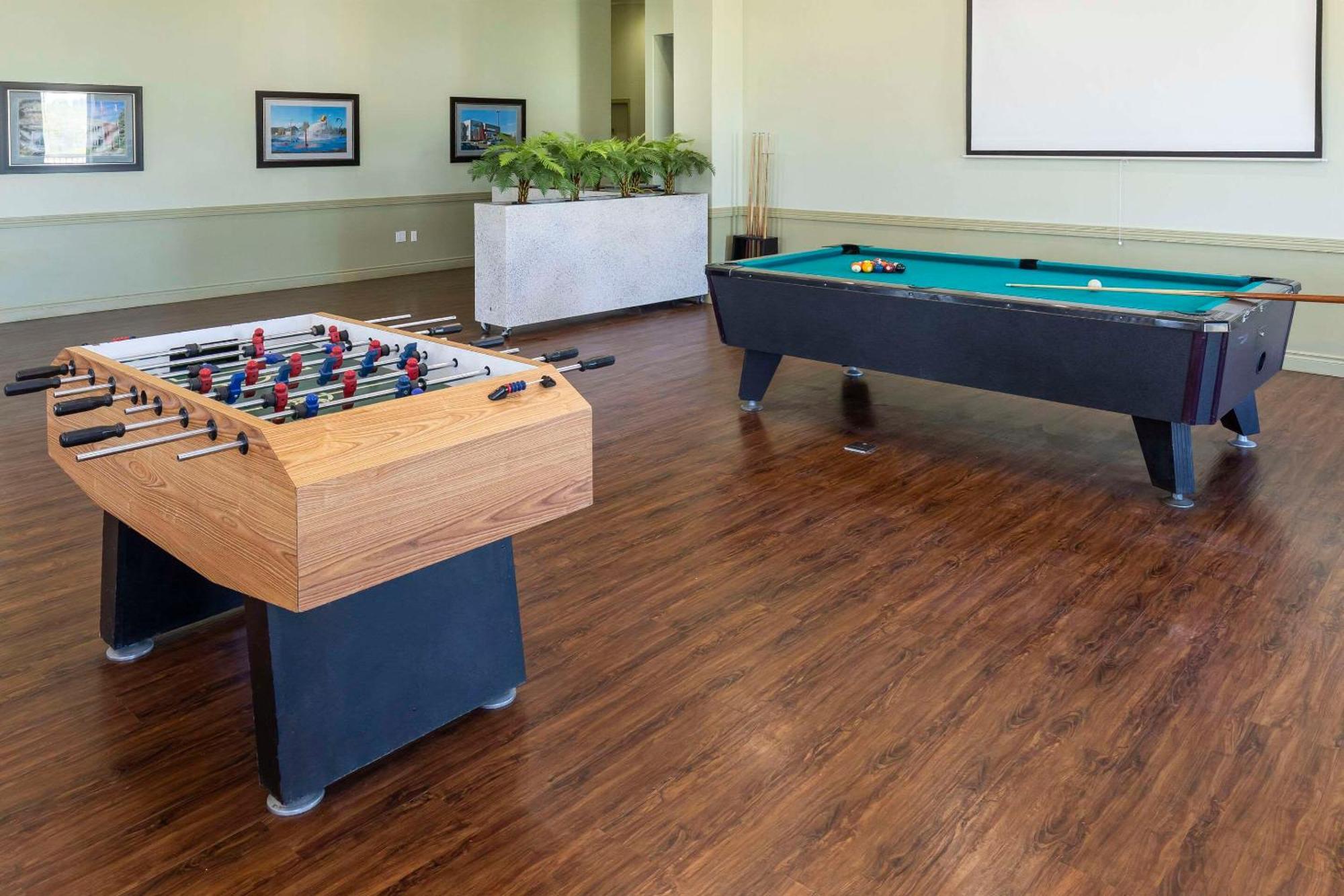 Quality Inn & Suites Whitecourt Bagian luar foto