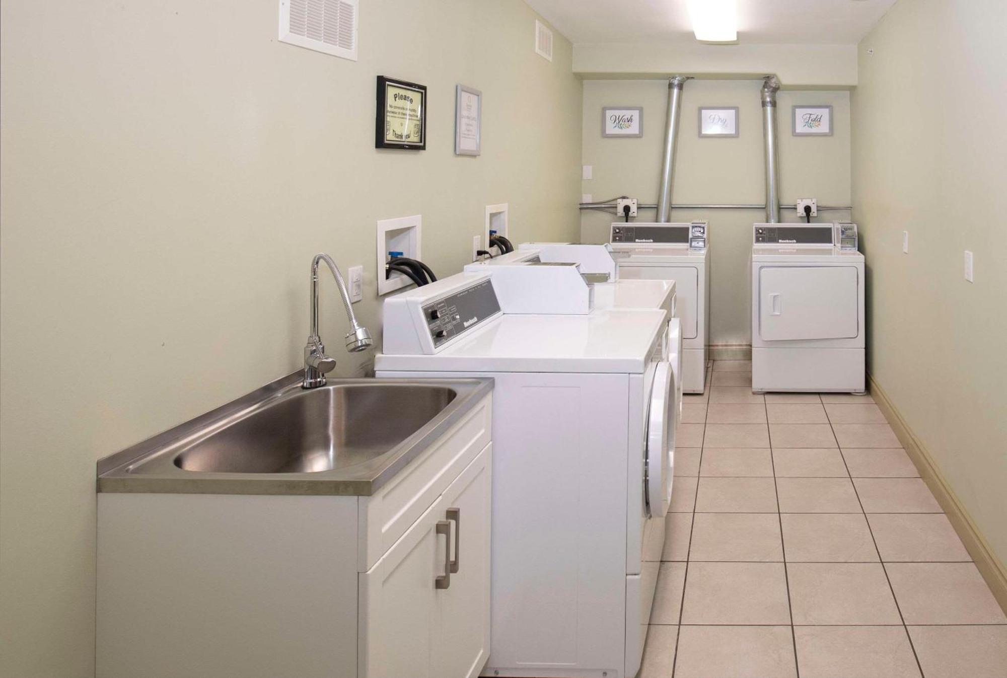 Quality Inn & Suites Whitecourt Bagian luar foto