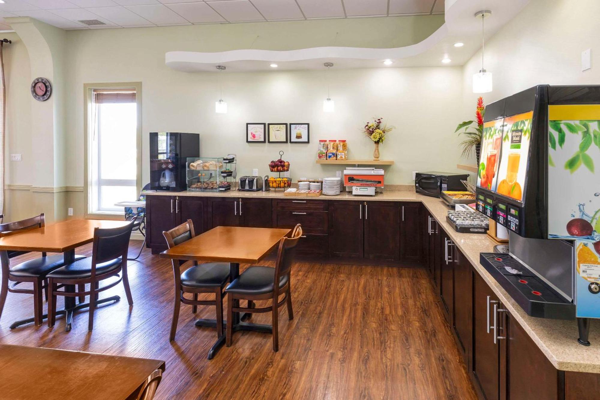 Quality Inn & Suites Whitecourt Bagian luar foto