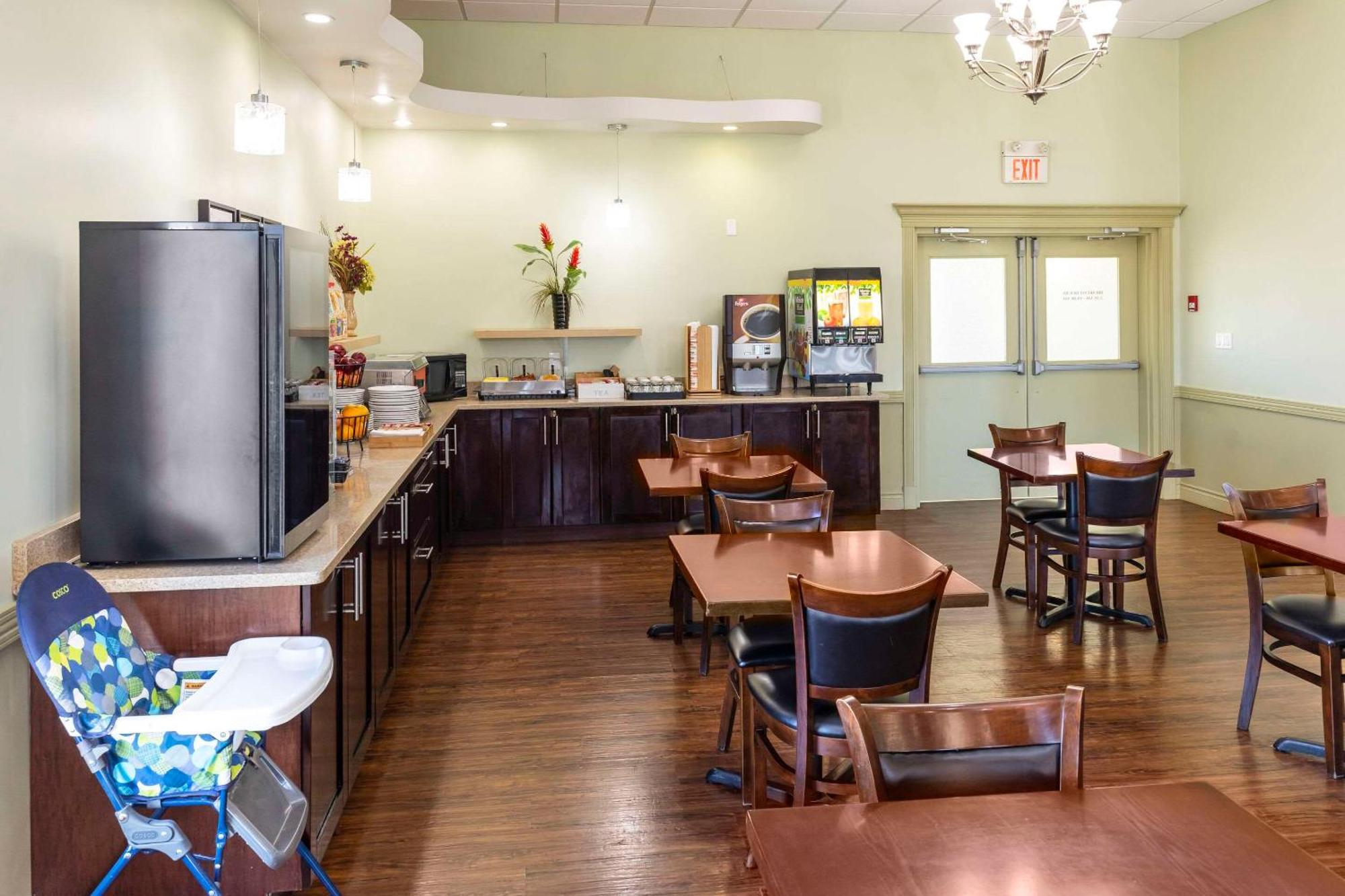 Quality Inn & Suites Whitecourt Bagian luar foto