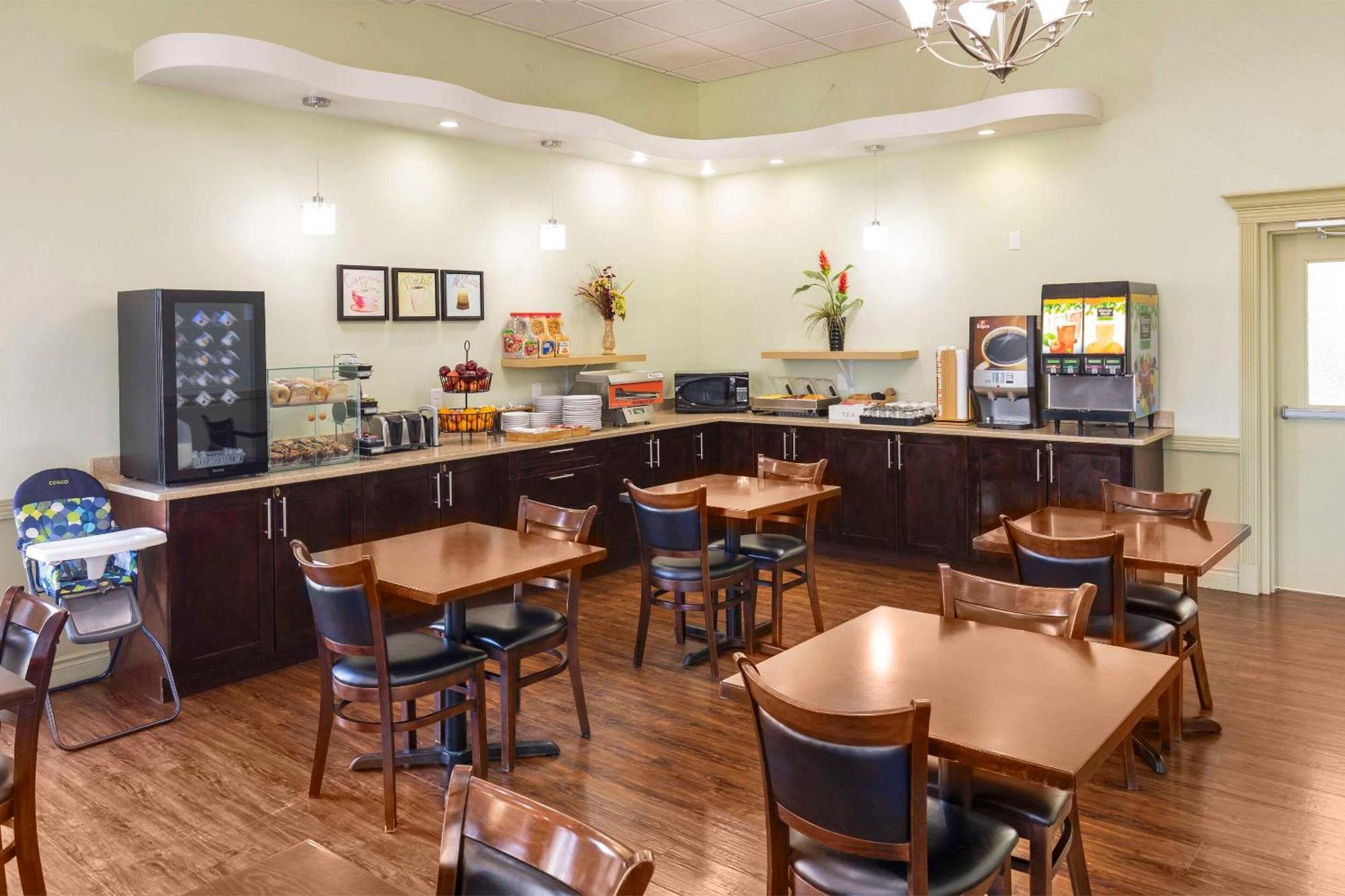 Quality Inn & Suites Whitecourt Bagian luar foto
