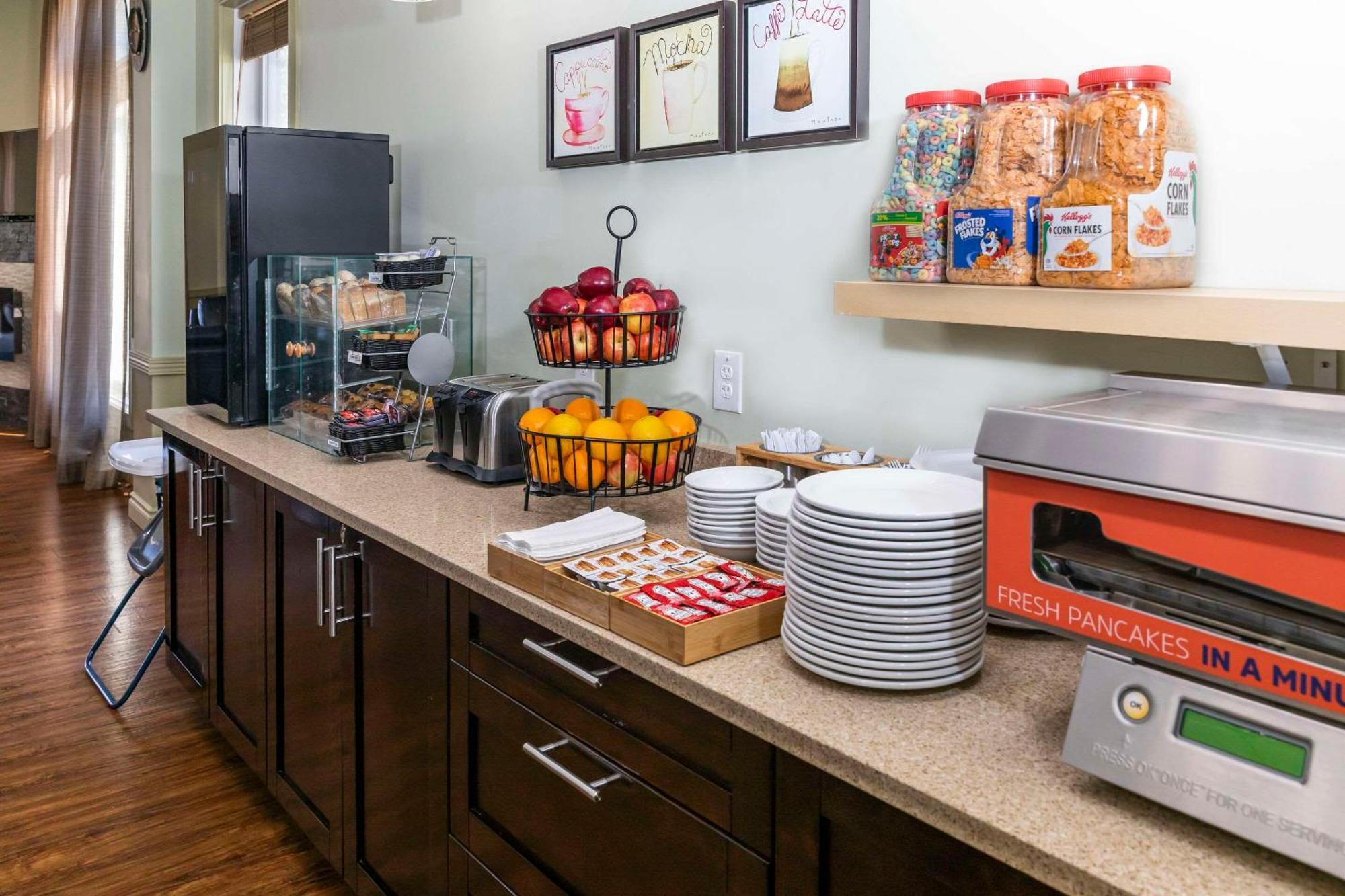Quality Inn & Suites Whitecourt Bagian luar foto
