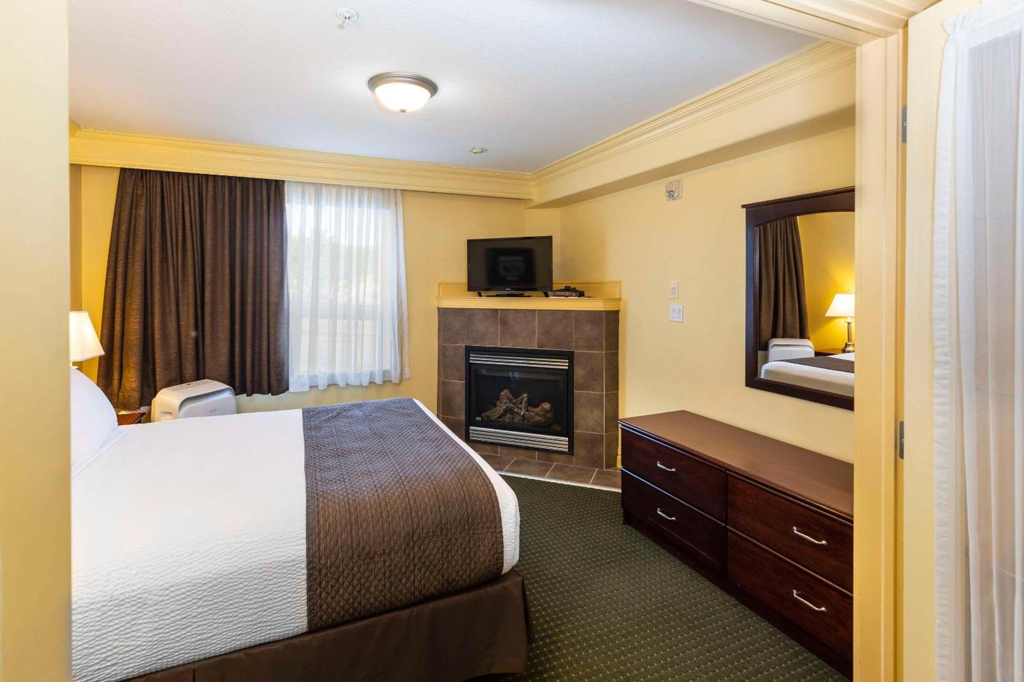 Quality Inn & Suites Whitecourt Bagian luar foto