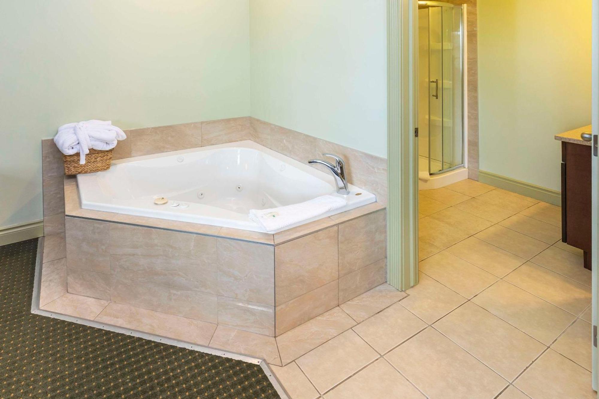 Quality Inn & Suites Whitecourt Bagian luar foto
