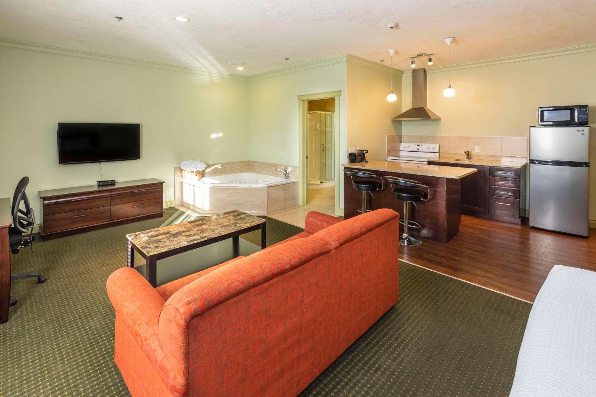 Quality Inn & Suites Whitecourt Bagian luar foto