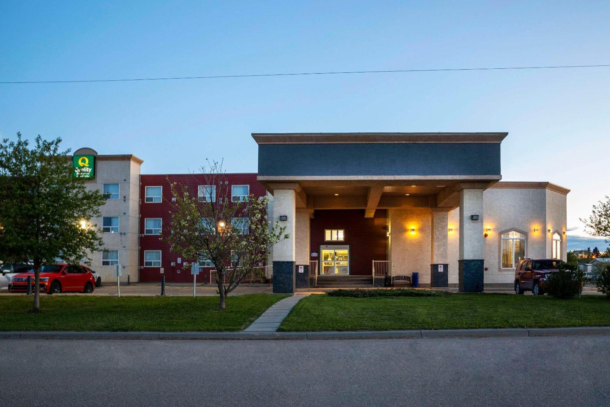 Quality Inn & Suites Whitecourt Bagian luar foto