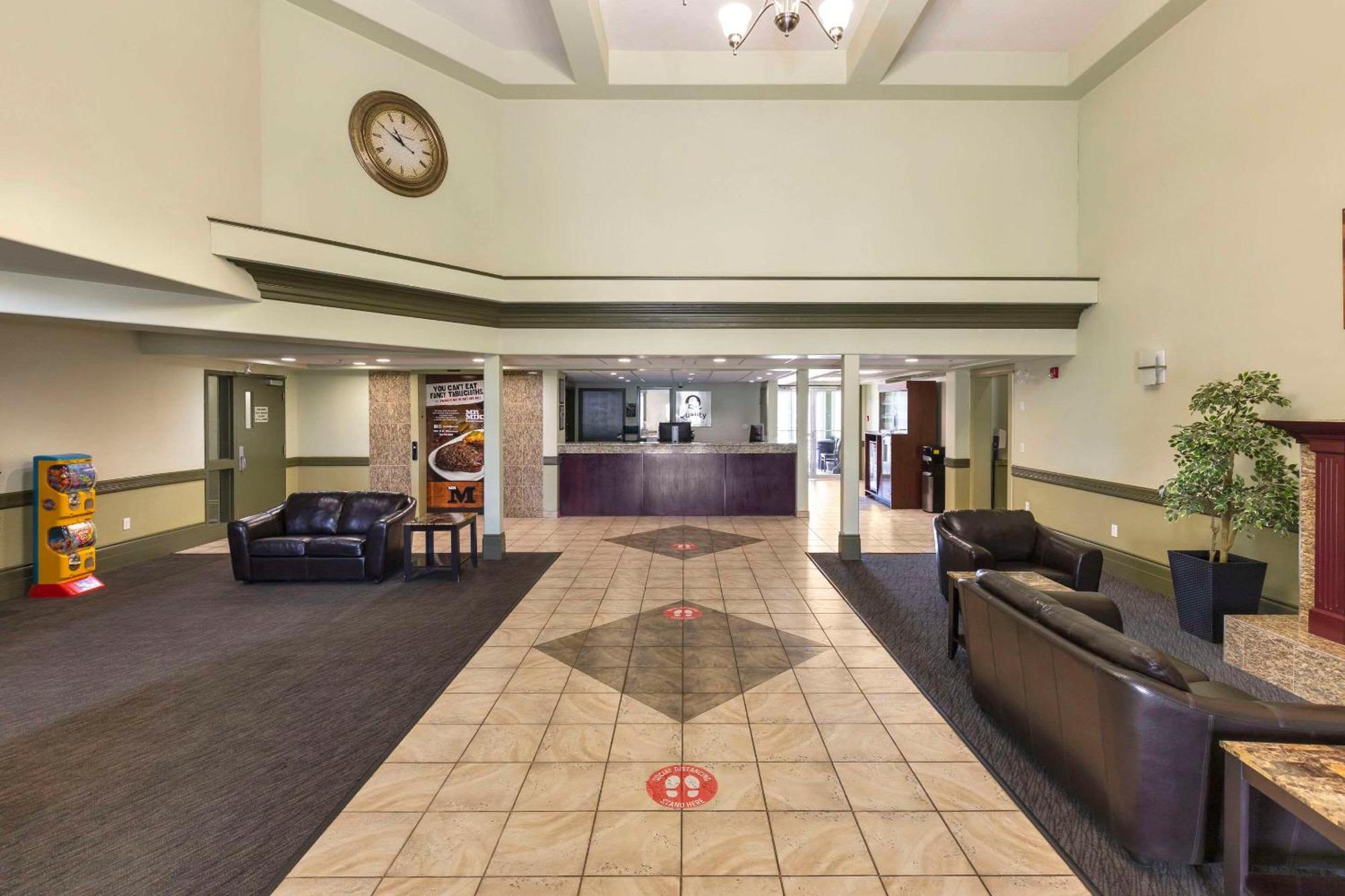 Quality Inn & Suites Whitecourt Bagian luar foto