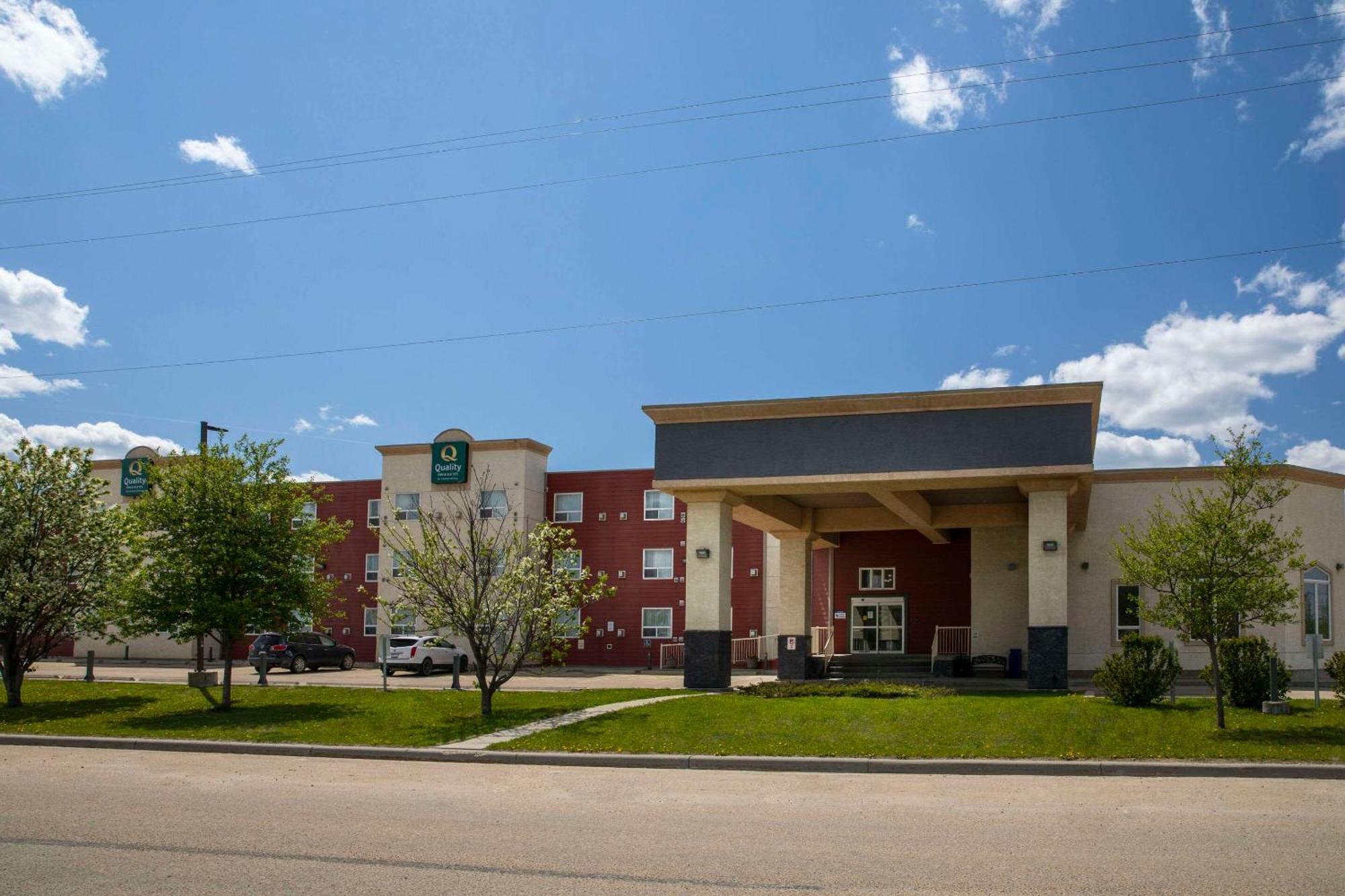Quality Inn & Suites Whitecourt Bagian luar foto