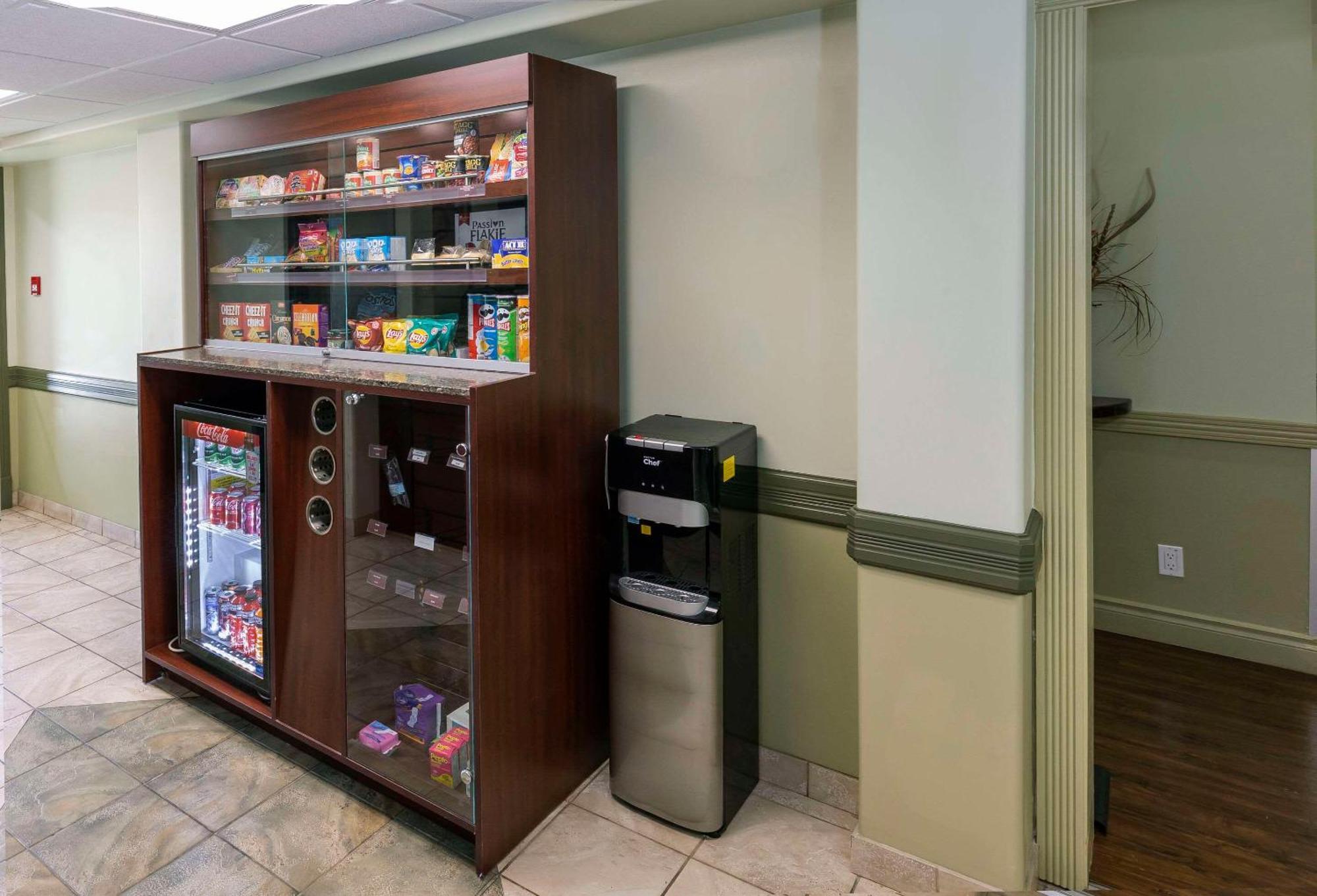 Quality Inn & Suites Whitecourt Bagian luar foto