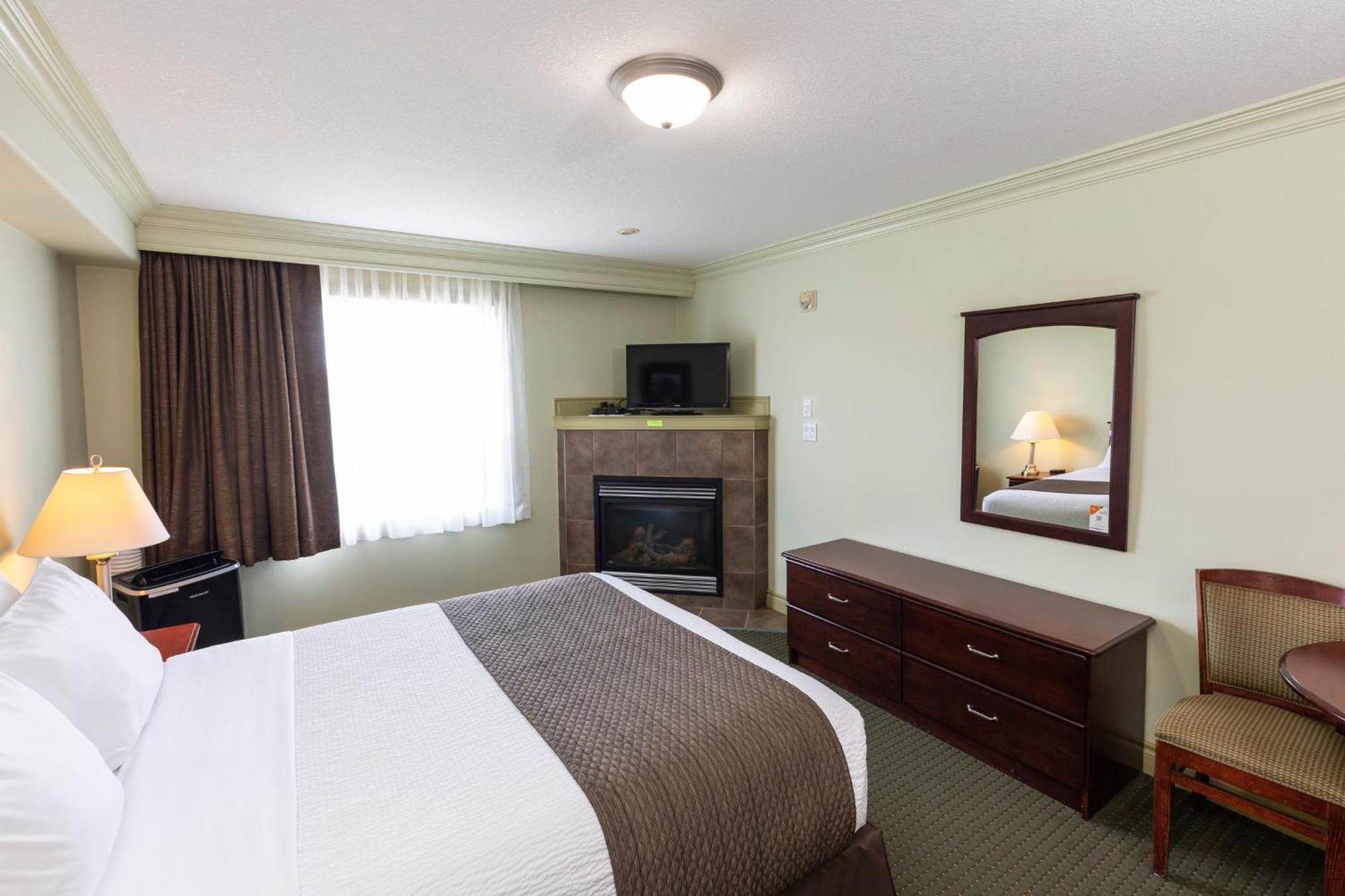 Quality Inn & Suites Whitecourt Bagian luar foto
